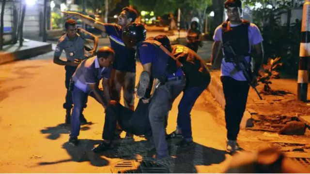 بنگلہ دیش کے اخبار ڈیلی سٹار کے مطابق کئی بندوق بردار ہولی آرٹیشن بیکری میں داخل ہوئے اور انھوں نے فائرنگ شروع کر دی