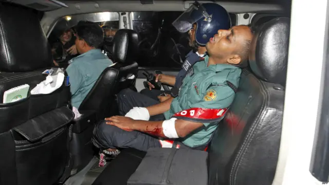 پولیس کے ایک ترجمان کے مطابق حملہ آوروں اور پولیس کے درمیان فائرنگ کے نتیجے میں دو پولیس افسر ہلاک جبکہ 30 کے قریب زخمی ہو گئے ہیں۔
