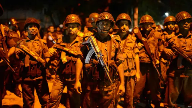 بنگلہ دیش کی ایلیٹ پولیس فورس کے سربراہ بینظیر احمد نے بتایا کہ’ کچھ بھٹکے ہوئے نوجوان کیفے میں داخل ہوئے اور وہاں حملہ کر دیا۔ ہم اس معاملے کو پرامن طریقے سے حل کرنا چاہتے ہیں اور ہم حملہ آوروں سے بات کرنے کی کوشش کر رہے ہیں۔‘انھوں نے بتایا کہ’ہماری پہلی ترجیح اندر پھنسے لوگوں کی جانیں بچانا ہے۔‘