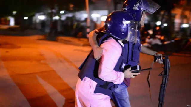 مقامی ذرائع ابلاع نے عینی شاہدین کے حوالے سے بتایا ہے کہ حملے کے وقت اللہ اکبر کے نعرے لگائے۔
