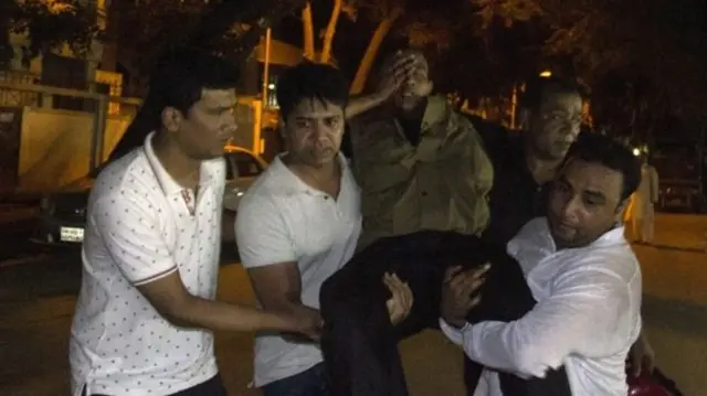 हमले में दो पुलिस अफसर अब तक मारे गए हैं जबकि कई अन्य घायल हो गए हैं. हमला ढाका के गुलशन इलाके में स्थित होले आर्टिज़न बेकरी में हुआ.