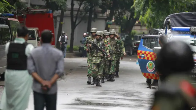 Militer Bangladesh mengerahkan pasukan elite dari berbagai kesatuan untuk membebaskan sandera.