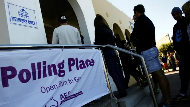 澳洲选民在邦迪海滩的其中一个票站等候投票