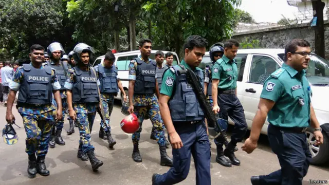 ढाका में चरमपंथी हमले के बाद वहां तैनात सुरक्षाकर्मी.