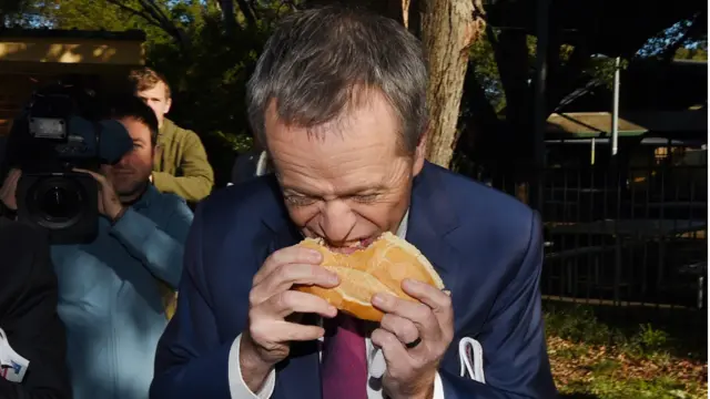 工党党魁比尔·肖顿吃香肠包