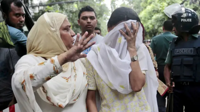 Sebanyak 20 sandera tewas dibunuh kelompok bersenjata di sebuah kafe di Dhaka, Bangladesh. 