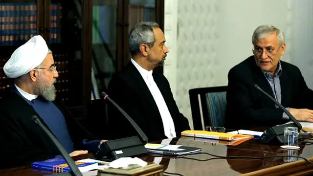 صفدر حسینی (سمت راست) در یکی از جلسات گذشته هیات امنای صندوق توسعه ملی 