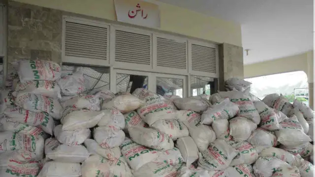 ڈاکٹر فاروق ستار کا دعویٰ ہے کہ انھیں جو فطرے اور زکوۃ کی رقم ملتی تھی اس میں 80 فیصد کمی آئی ہے