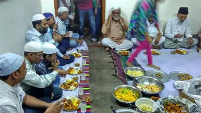 मेघनाथ के घर पर इफ्तार में लोग