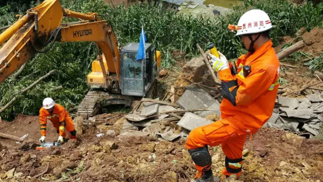 贵州大方县偏坡村山体滑坡搜救现场（中新社图片1/7/2016）