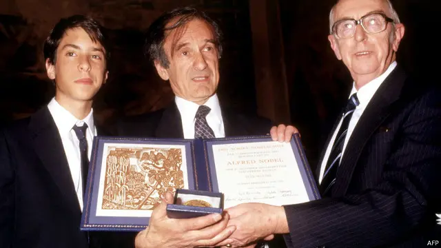 Pada 1986, Elie Wiesel (tengah) dianugerahi hadiah Nobel Perdamaian atas peran dan sikapnya yang lantang menentang kekerasan, penindasan dan rasisme.
