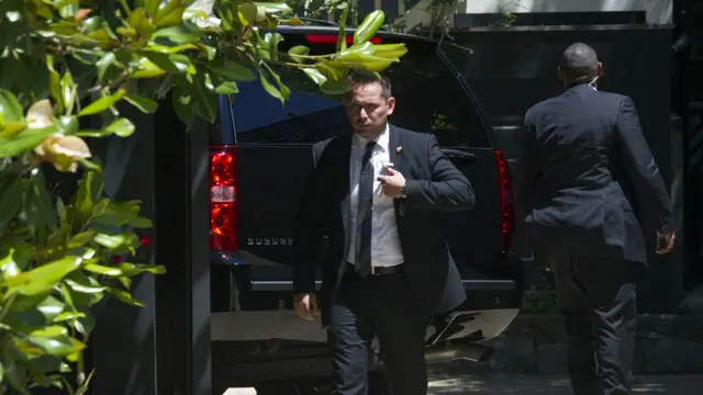 希拉里·克林顿在华盛顿的寓所外出现了特工部门的车辆与人员（2/7/2016）