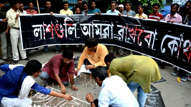 ढाका के पीड़ितों को श्रद्धांजलि देते लोग.