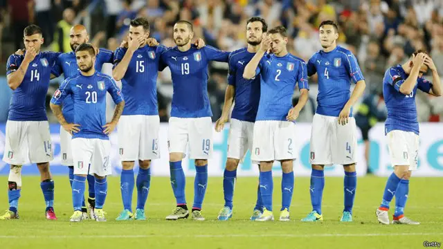 Ekspresi para pemain timnas Italia ketika adu penalti melawan Jerman.