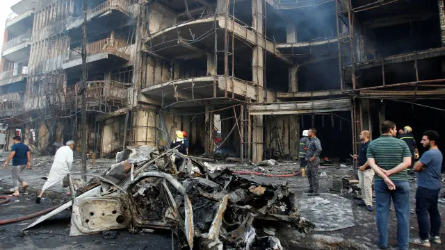 Sebuah bom mobil meledak di dekat sebuah restoran dan pusat perbelanjaan di distrik Karrada, Baghdad, Sabtu (02/07) malam.