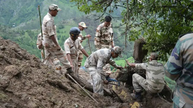 سڑک کا پشتہ بہہ جانے کی وجہ سے وین نیچے جا گری۔ اس حادثے میں نو افراد زخمی بھی ہوئے