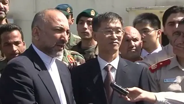 سفیر چین (وسط) گفت که کشورش به دنبال جاه‌طلبی نیست و آقای اتمر (چپ) این کمک‌ها را آغاز کمک‌های نظامی چین به افغانستان دانست