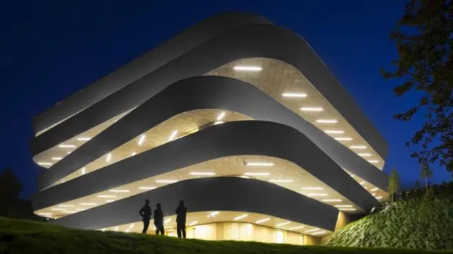 معماری ساختمان به تعدادی بشقاب که روی هم چیده شده اند تشبیه شده است