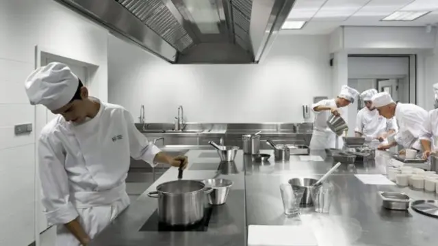 دانشجویان علاوه بر غذا و پخت و پز در زمینه مدیریت رستوران نیز تحصیل می کنند