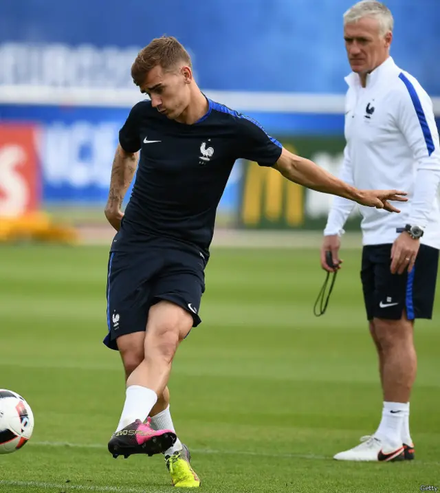 Ujung tombak Prancis, Antoine Griezmann tengah latihan dengan disaksikan pelatih Didier Deschamp.