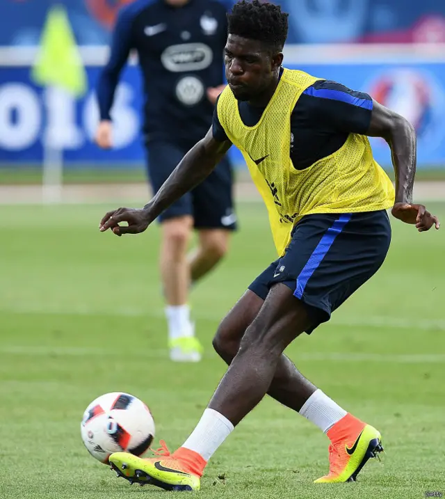 Kemungkinan Deschamps akan memberikan posisi Rami kepada pemain 22 tahun yang dipinjamkan kepada Barcelona, Samuel Umtiti.