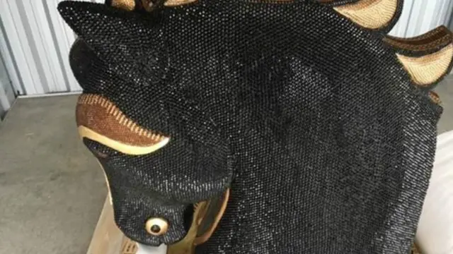 这批35公斤的毒品填塞入一个人造钻石镶嵌马头内,这个马头重365公斤,高1米。