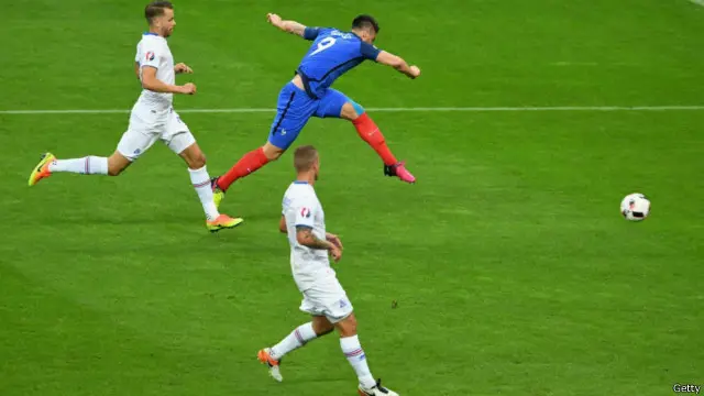 Перший гол у виконанні Олів'є Жеру у ворота збірної Ісландії