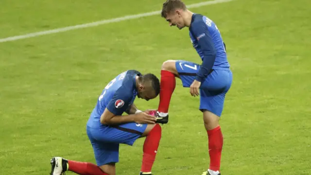 Герої матчу святкують черговий гол у ворота ісландців