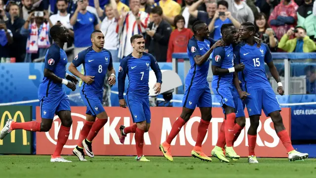 Untuk memakai 4-2-3-1, Didier Deschamps harus mencadangkan salah satu dari tiga gelandangnya, N'Golo Kante, Paul Pogba, atau Blaise Matuidi.