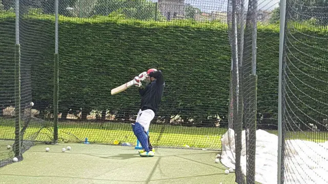 شهزاد محمدي، جاوید احمدي او نور علي ځدراڼ د پيل لوبغاړي دي. کپتان اصغر ستانکزی له دوو لوبغاړو وروسته را ووځي
