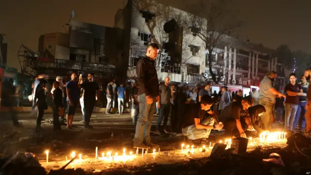 İnsanlar Bağdadda baş verən partlayış qurbanlarını anmaq üçün şamlar yandırıblar