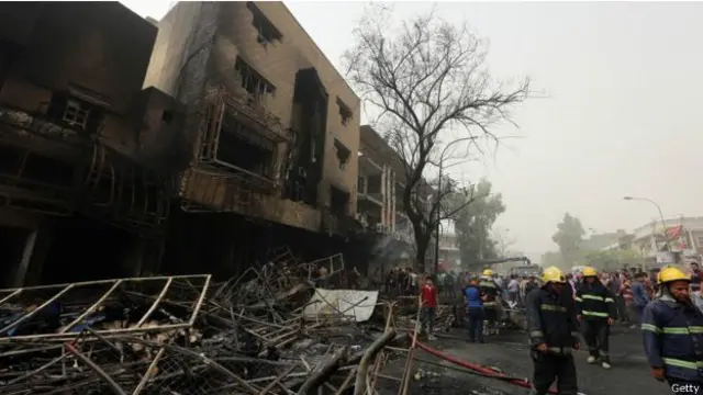 周日夜幕降临的时候，救援人员仍在清理自杀汽车炸弹爆炸现场的瓦砾，并在被熏黑的建筑物残骸中寻找遇难者。