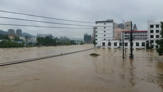 贵州铜仁市碧江区内涝情景（中新社图片4/7/2016）