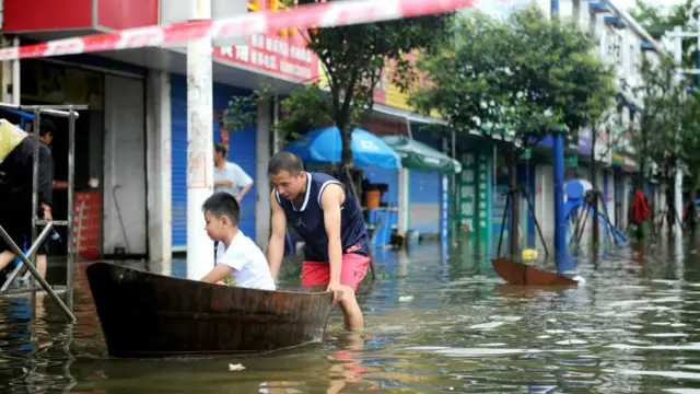 安徽宣城市内涝情景（新华社图片3/7/2016）