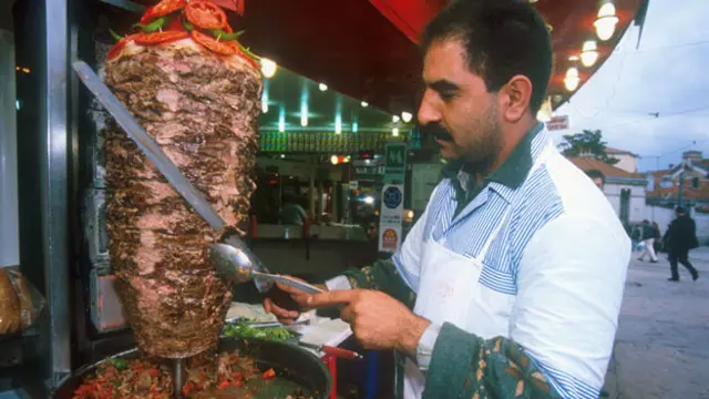 بازار میں شاورما کے لیے کباب تیار کیے جا رہے ہیں
