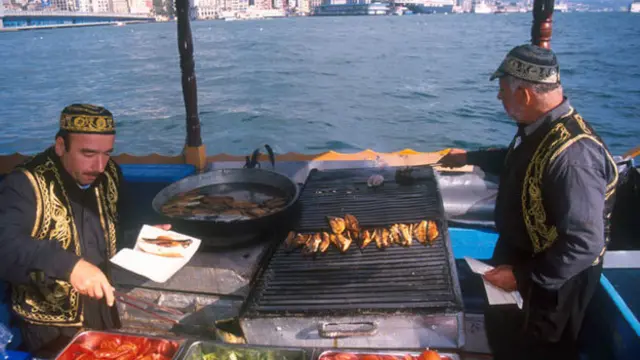 کشتی میں مچھلی تلتے ہوئے ترکی طباخ