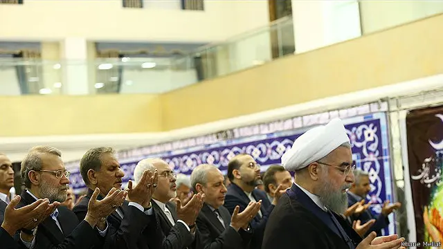 دموکراسی بدون سکولاریسم به فضای متشنجی از رقابتهای قومی و دینی منجر شده و به خصوص انتخابات فروکاست می‌شود. از این رو به دشواری می‌توان از وجود دموکراسی مستقری بدون سکولاریسم یاد کرد. آن چه با عنوان دموکراسی اسلامی با عناوینی چون مردم‌سالاری دینی از آن یاد می‌شود، از نوعی تناقض مفهومی برخوردار بوده و موانع تحقق ماهوی دارد