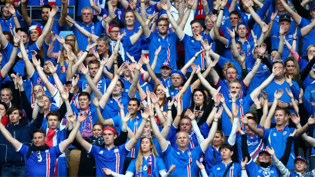 Sepanjang laga, suporter fanatik timnas Islandia terus-menerus memberi semangat.