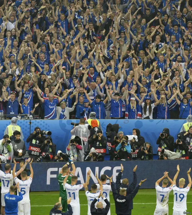 Pendukung timnas Islandia terus bertahan di stadion usai tim kesayangnnya menyerah 2-5 dari tuan rumah.