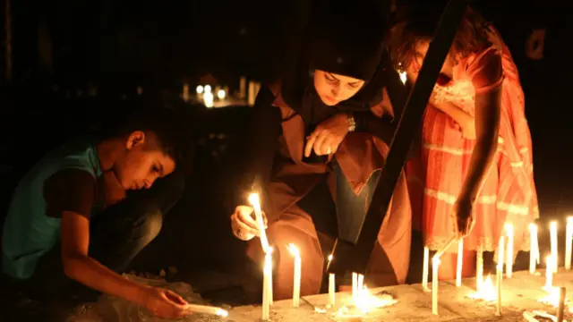 بغداد کے شہریوں نے جائے حادثہ پر شمعیں روشن کر کے ہلاک شدگان کو خراجِ عقیدت پیش کیا۔