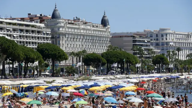 尽管已经成为一个豪华度假地，但戛纳仍是一座“真正的工作小镇”