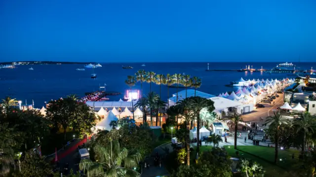 戛纳的大街小巷差不多有500家餐馆和咖啡馆，包括4家米其林星级餐厅，其中一家名叫金棕榈(Palme d'Or)