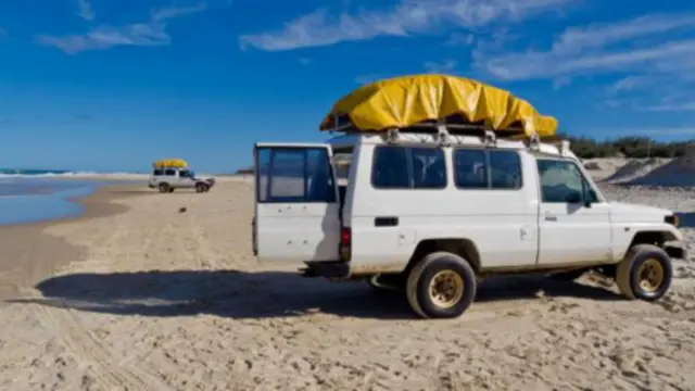 在澳大利亚费沙海岸驾驶越野车旅行