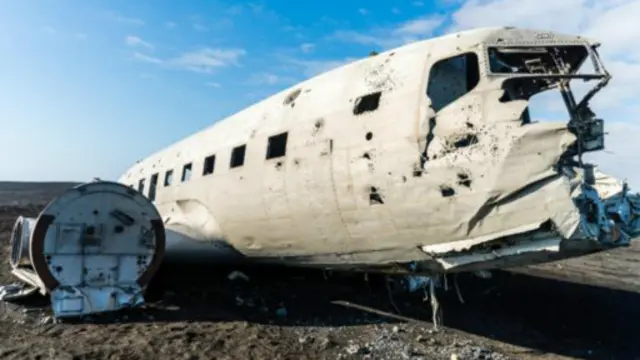 位于冰岛索黑马山多尔海滩上的飞机残骸