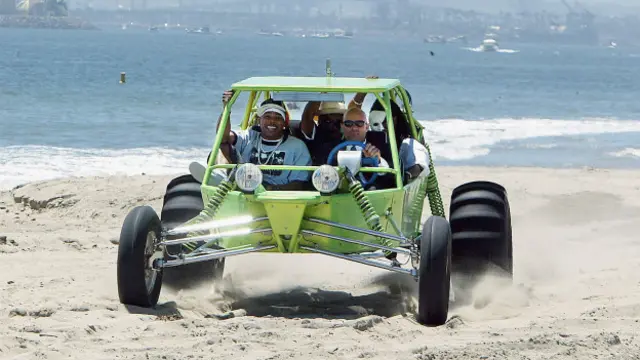 巴西海滩上的沙丘休闲车