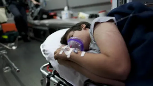 小孩在头部撞击后的当晚应每隔几小时检查一次