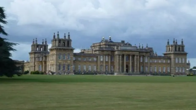 لیلام د بلېنهېم په هغه ماڼۍ کې ترسره شو، چې په ۱۸۷۴ کال چرچل پکې زیږېدلی و