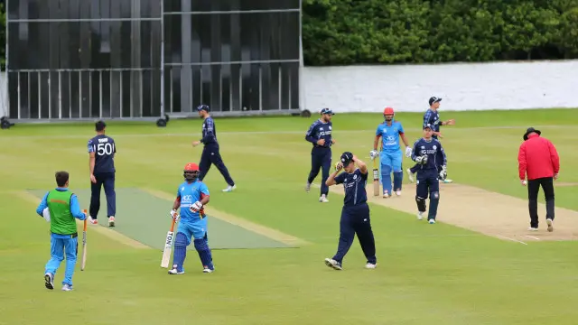 محمد شهزاد چې په ۲۵ توپونو ۲۶ منډې کړې وې وروسته وویل چې ده ته په لومړنیو شپږو اوورونو کې د تېزې لوبې ویل شوي دي.
