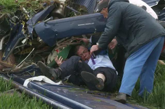 آقای فاراژ هم از سقوط هواپیما جان به در برده هم از سرطان