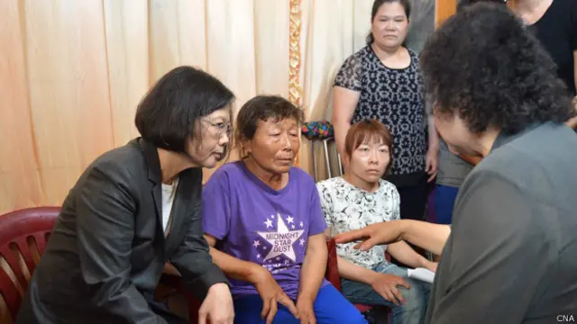 蔡英文向死者家屬致意